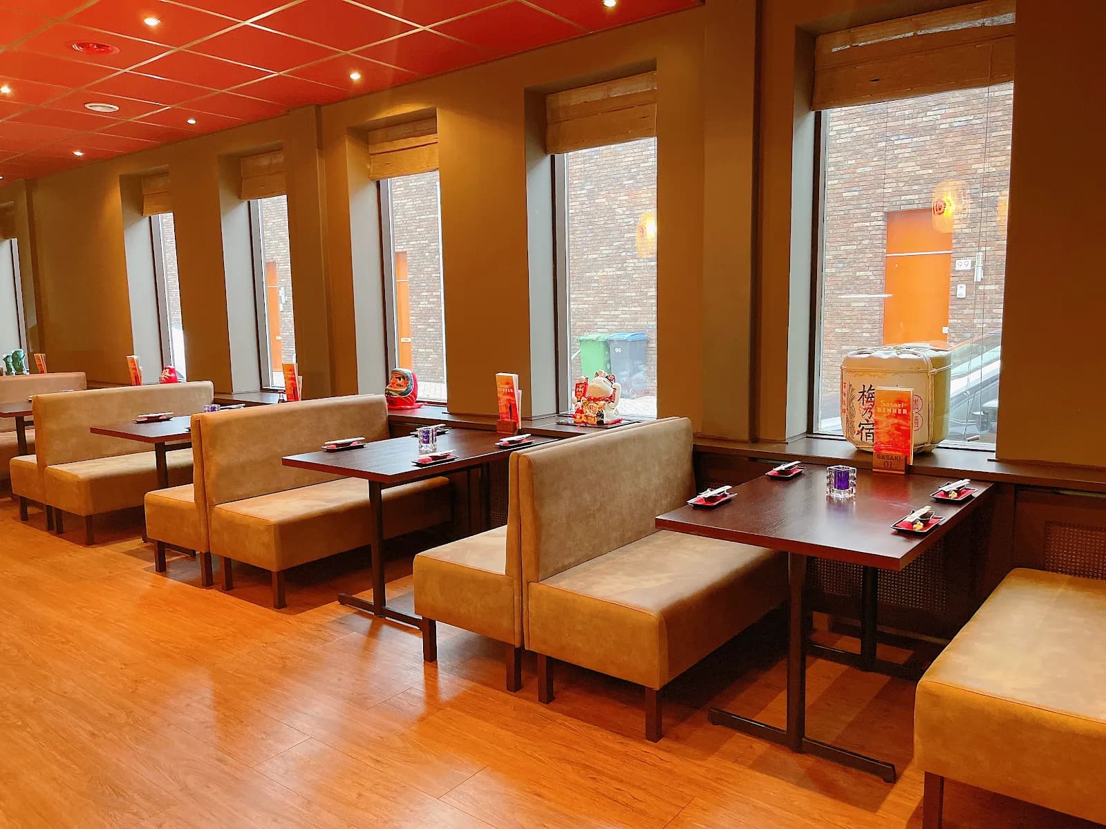 Het warme, houten interieur van Sasaki Dronten met loungebanken langs de ramen